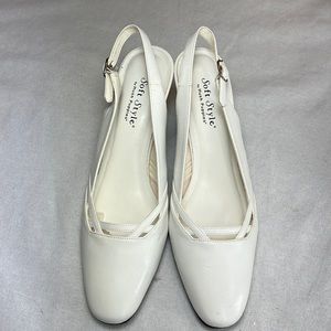 ⭐️ Soft Style by Hush Puppies white closed toe sling back white faux leather 9